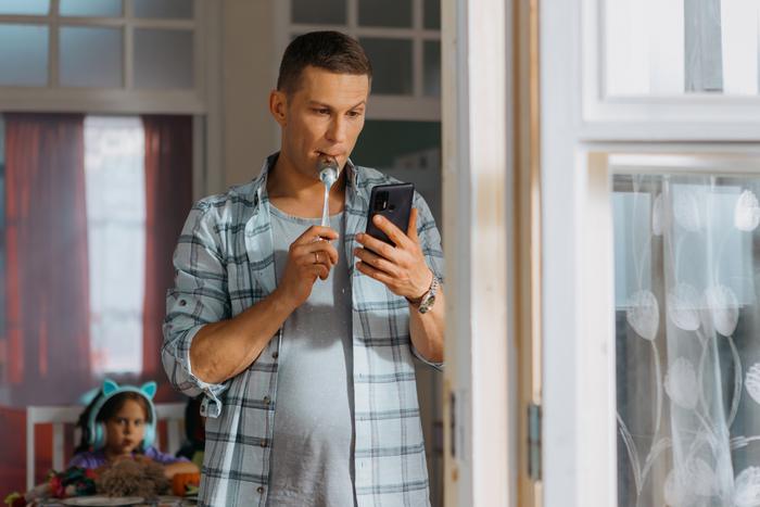 "Я никогда не был удобным домашним мужчиной". Metro поговорило с Павлом Чинарёвым про сериал "Домохозяин"