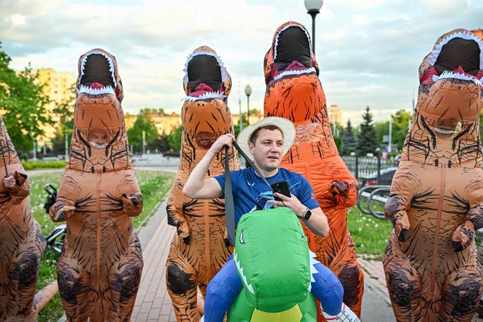 Жители Тушино бегают, начиная с мезозойской эры: в Сети завирусилось видео с бегущими по столице динозаврами