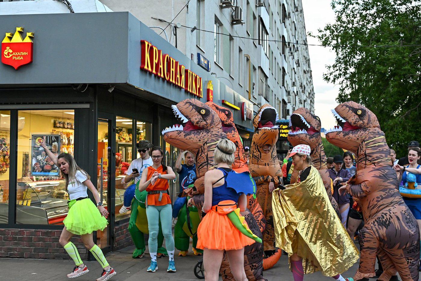 Зелёный динозаврик с погонщиком хоть и зубаст, но на фоне грозных тираннозавров выглядит мультяшно и безобидно.