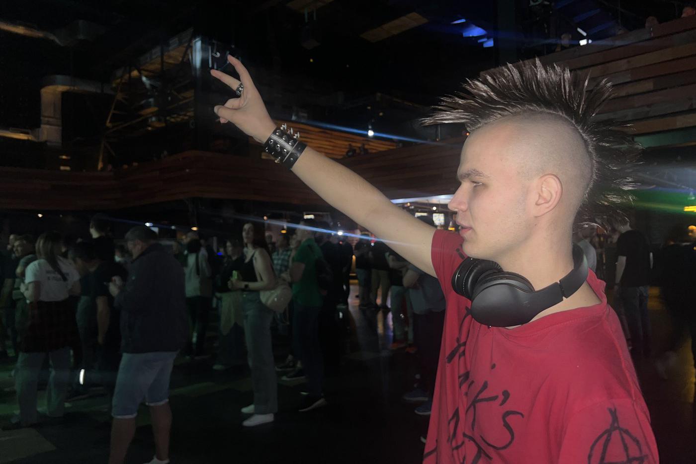 Среди  поклонников  панк-рока немало  молодежи