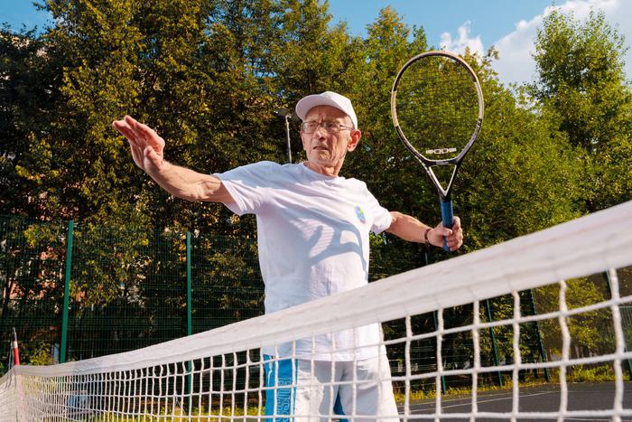 Долгожитель-теннисист делает зарядку тибетских монахов. Как москвич сумел сохранить спортивную бодрость в преклонном возрасте
