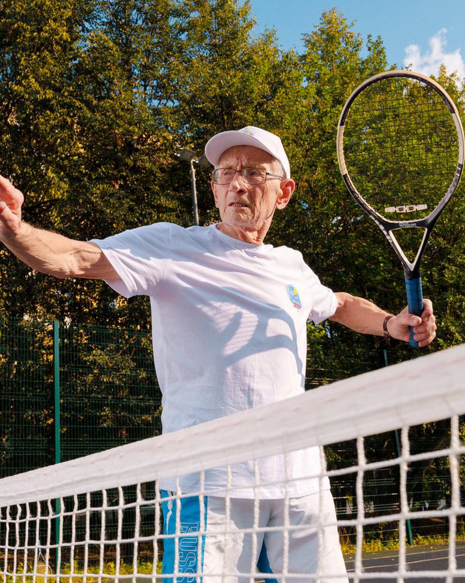 Долгожитель-теннисист делает зарядку тибетских монахов. Как москвич сумел сохранить спортивную бодрость в преклонном возрасте