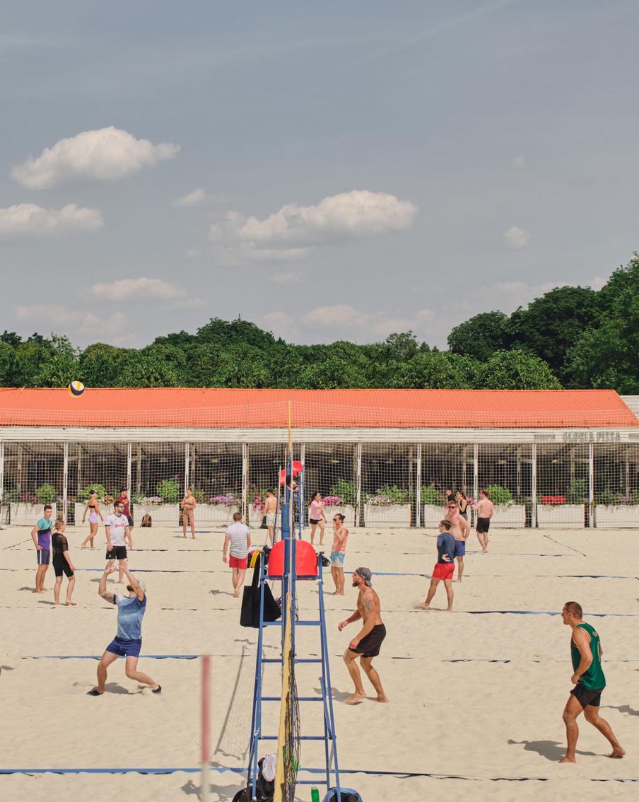 Играем в пляжный волейбол и постигаем тайны сокровищ Урала