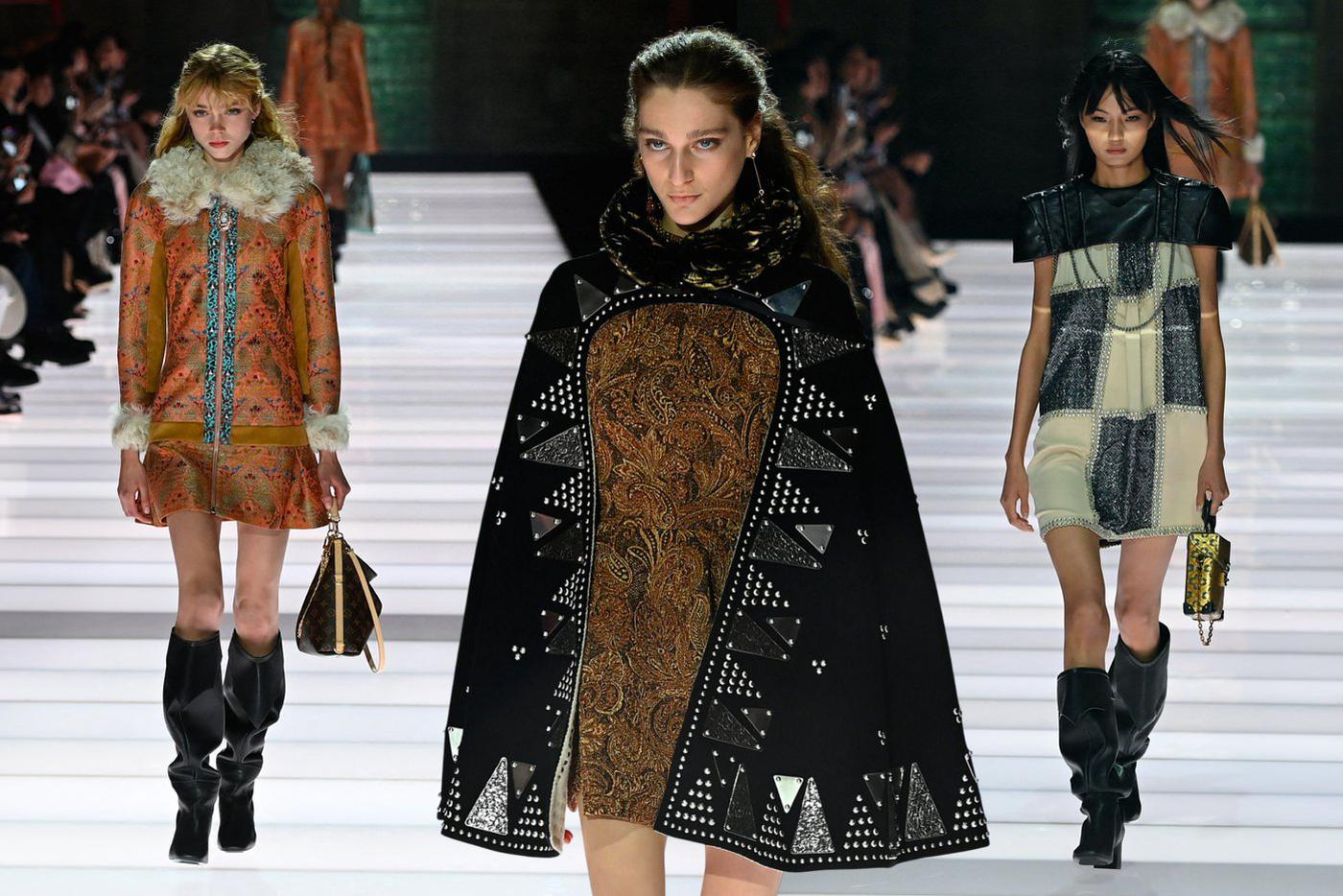 Модели на показе круизной коллекции Louis Vuitton.