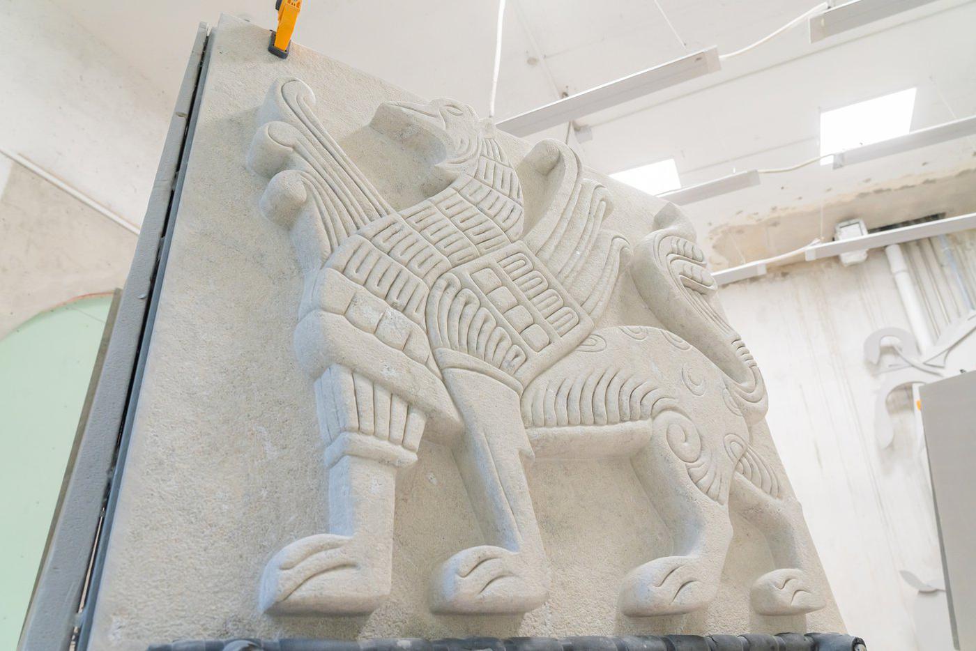 Барельеф с грифоном, созданный иранским скульптором для Москвы. 