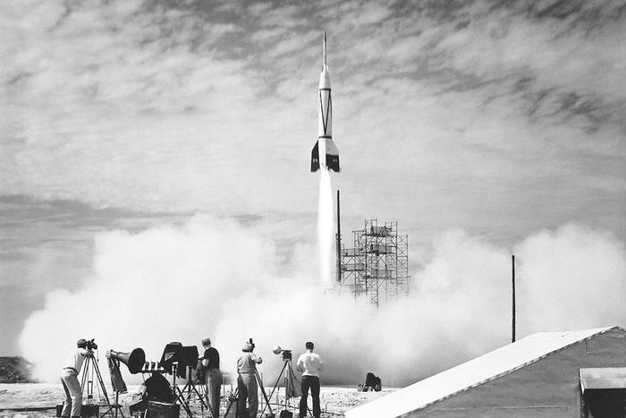 Афиша на 29 мая: идём на выставку Porsche, изучаем первые космические ракеты и расписываем сумку