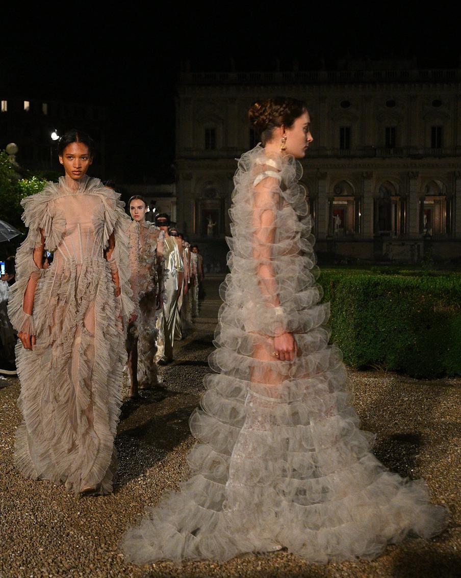 Dior и Louis Vuitton показали круизные коллекции в Италии и Франции