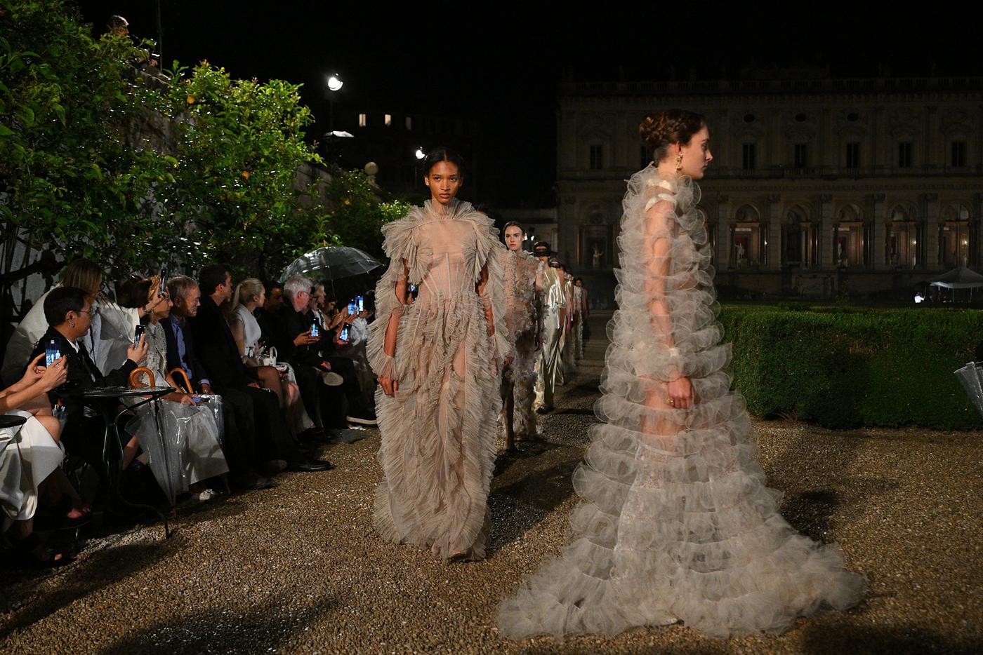 Античные богини и рыцари будущего: Dior и Louis Vuitton показали круизные коллекции