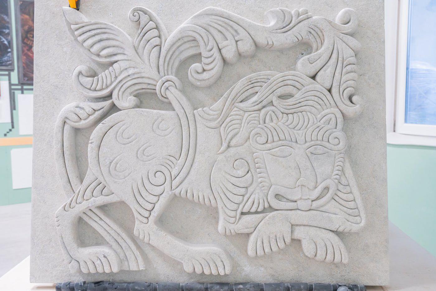 Барельеф со львом, созданный иранским скульптором для Москвы. 