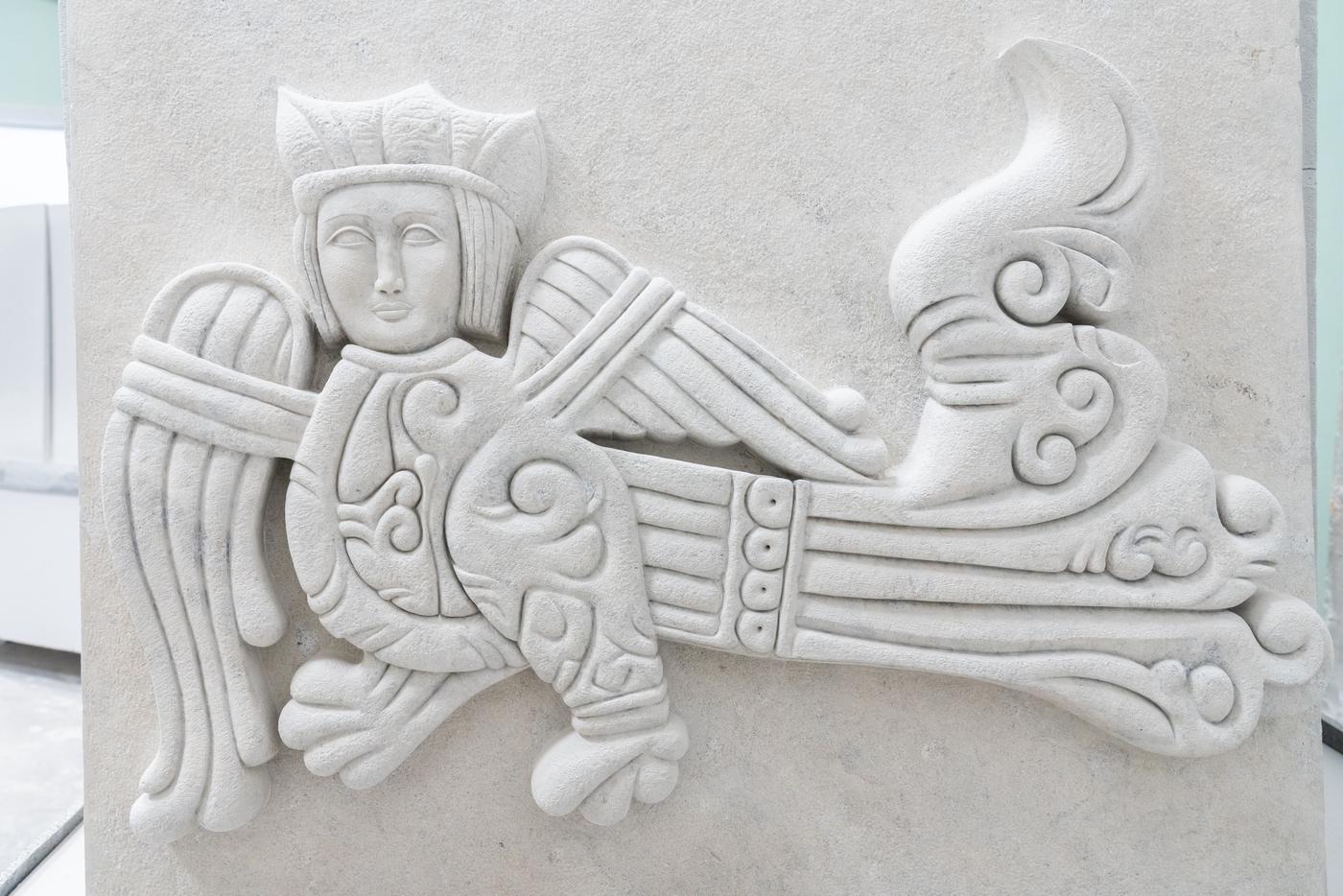 Барельеф с птицей Сирин, созданный иранским скульптором для Москвы. 