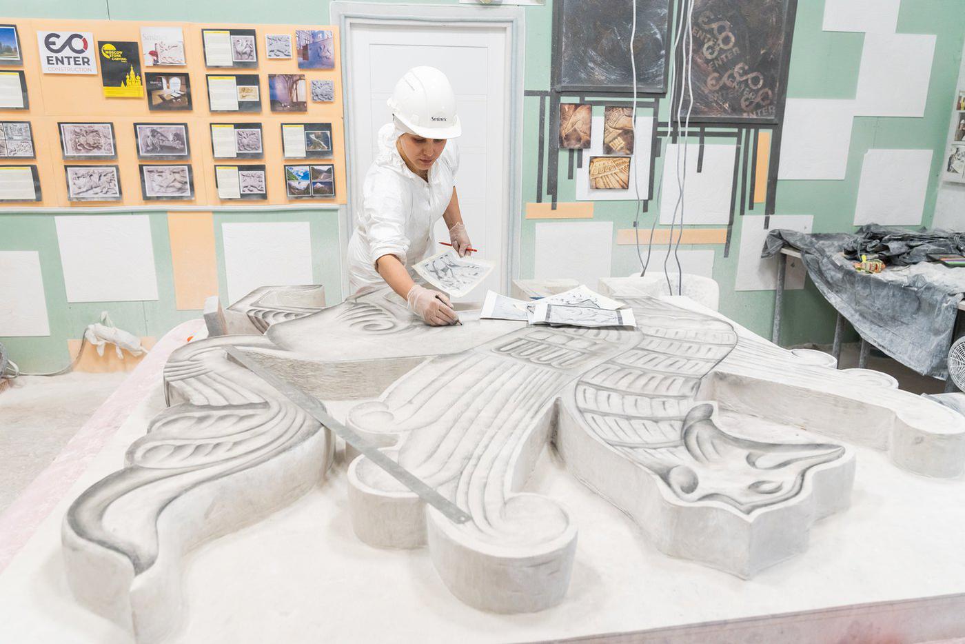 Иранский скульптор подарит Москве барельефы и грифона из древнего камня