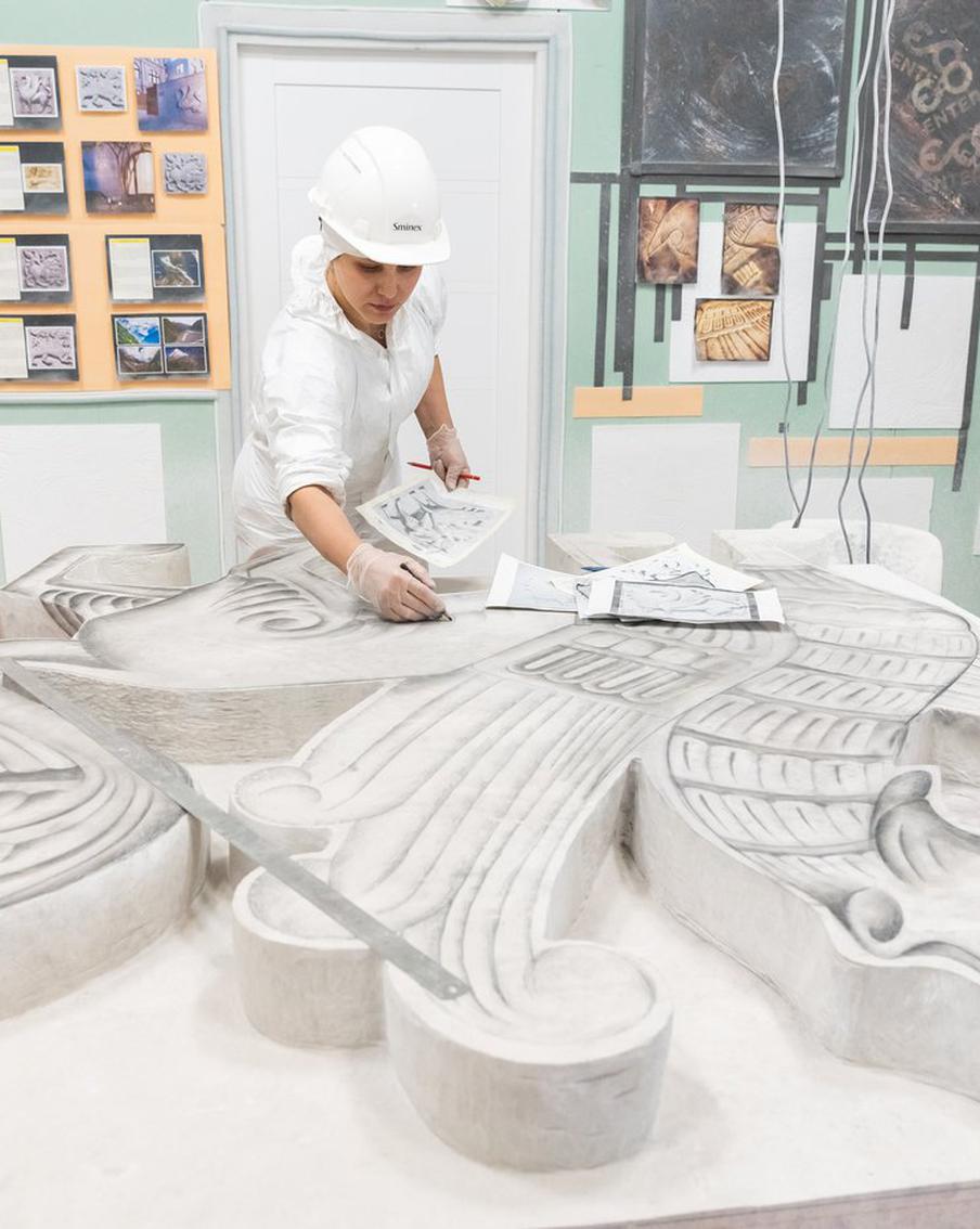 "Я единственная в мире": иранка создаёт барельефы и грифона в Москве