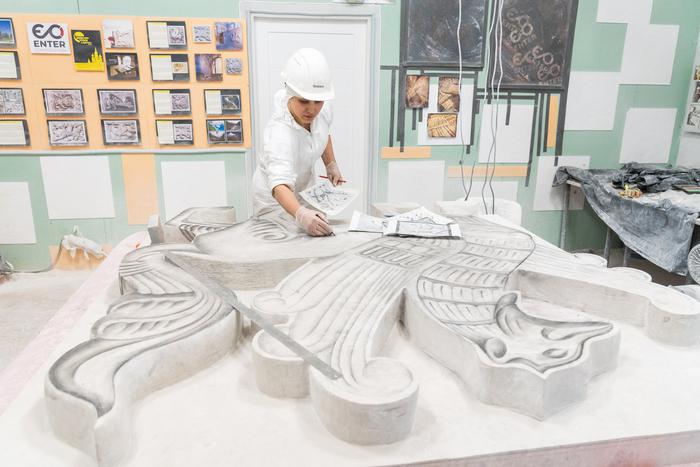 "Я единственная в мире": иранка создаёт барельефы и грифона в Москве