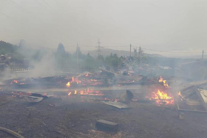 В Иркутской области подросток убил четверых сверстников и ещё четверых ранил. После этого он открыл газ и поджёг дом