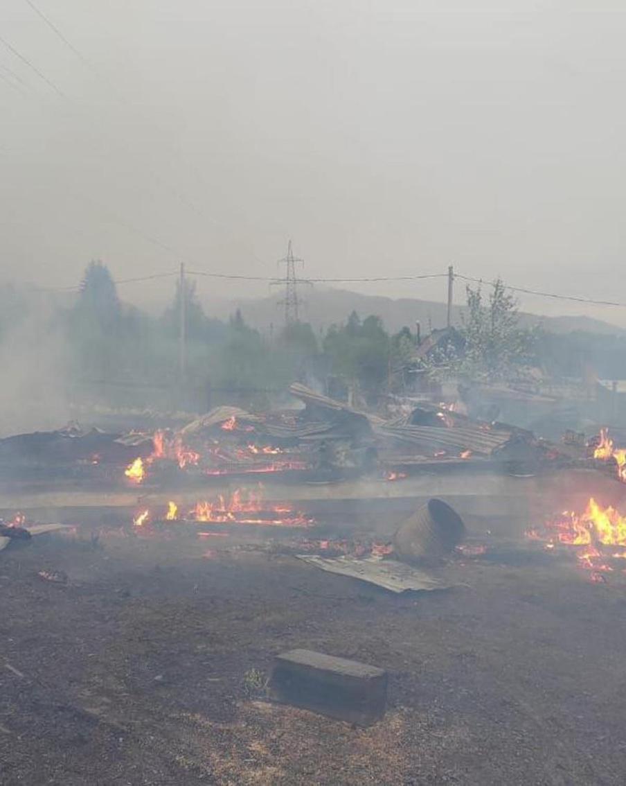В Иркутской области подросток убил четверых сверстников и ещё четверых ранил. После этого он открыл газ и поджёг дом