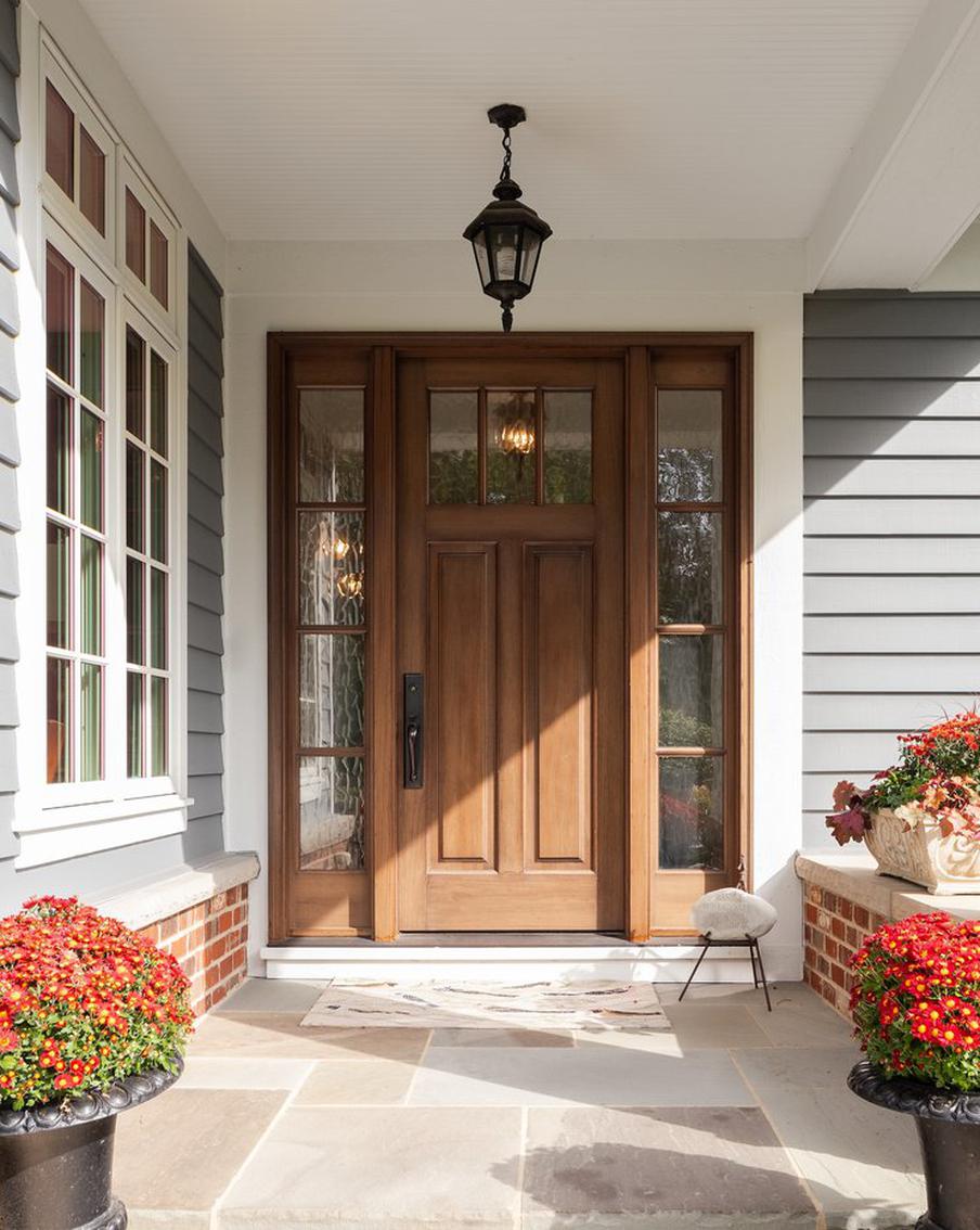 Как стильно декорировать входную группу в загородном доме