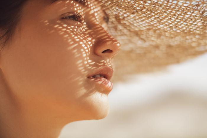 Что не стоит наносить на лицо в жару: топ-ингредиенты, которые вредят коже