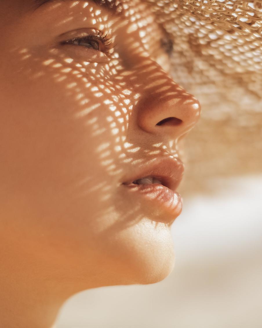 Что не стоит наносить на лицо в жару: топ-ингредиенты, которые вредят коже