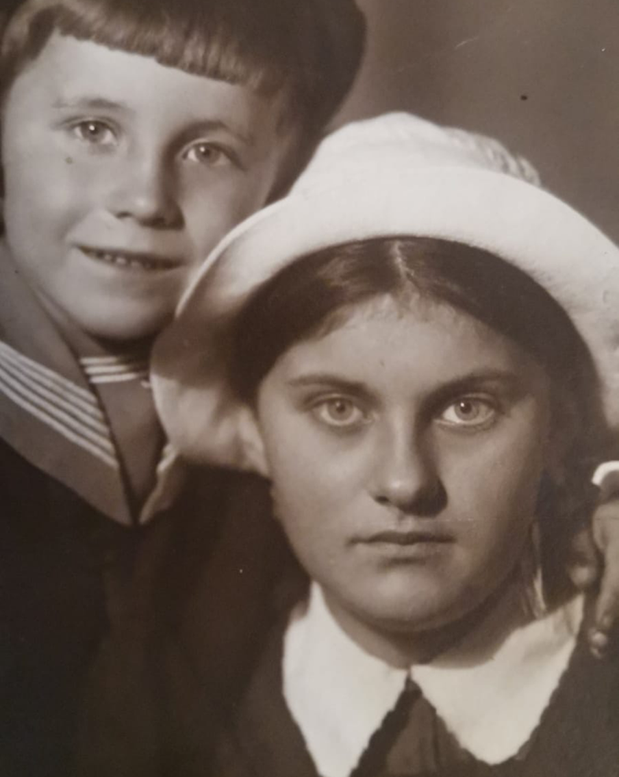 Володя с сестрой Маей.