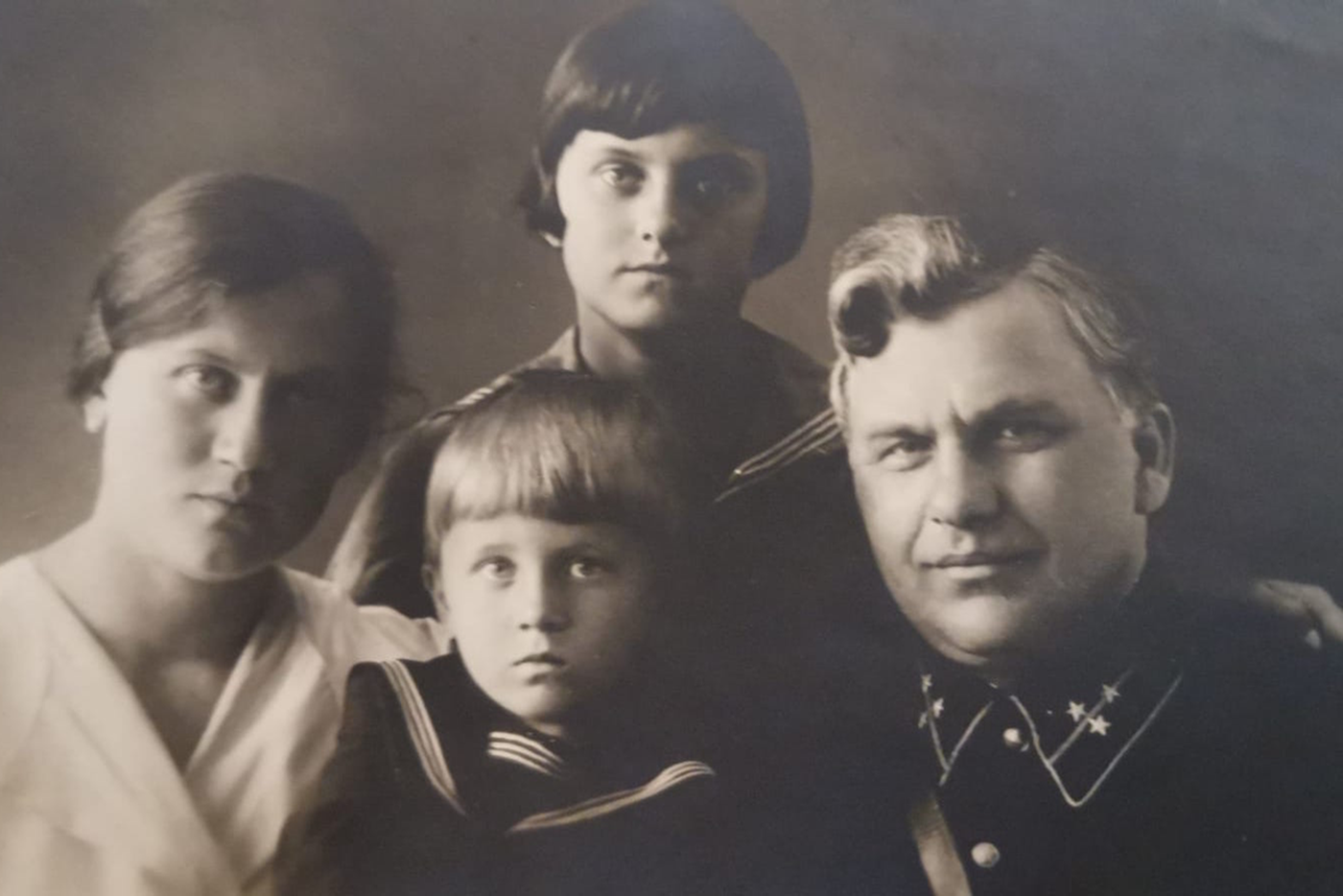 Володя Наумов с родителями и сестрой в 30-е годы.