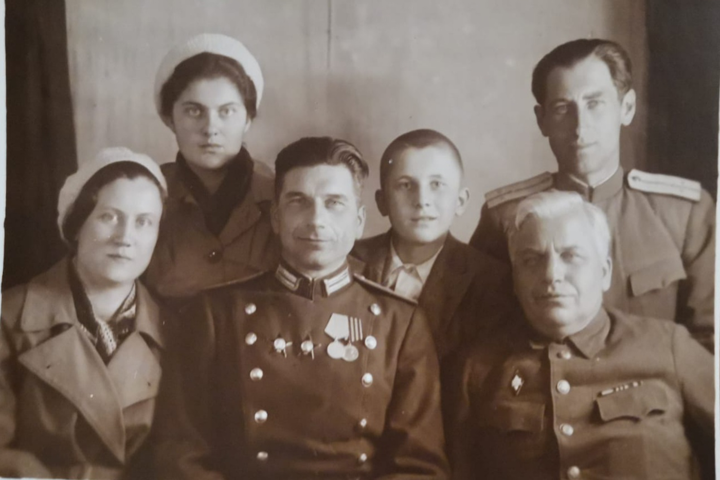 Семья Наумовых после войны. Слева направо: Мария Антоновна – мама Володи и Маи, Александр Кузьмич – дядя, Володя, Илья Кузьмич – отец, во втором ряду – Мая – сестра Володи, Николай Антонович –брат матери.