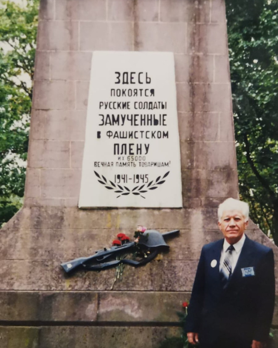 Владимир Ильич в Штукенброке у мемориала, 80-е годы.