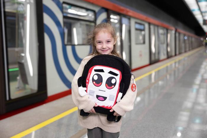 Родителям важно на личном примере объяснять детям правила поведения на дорогах