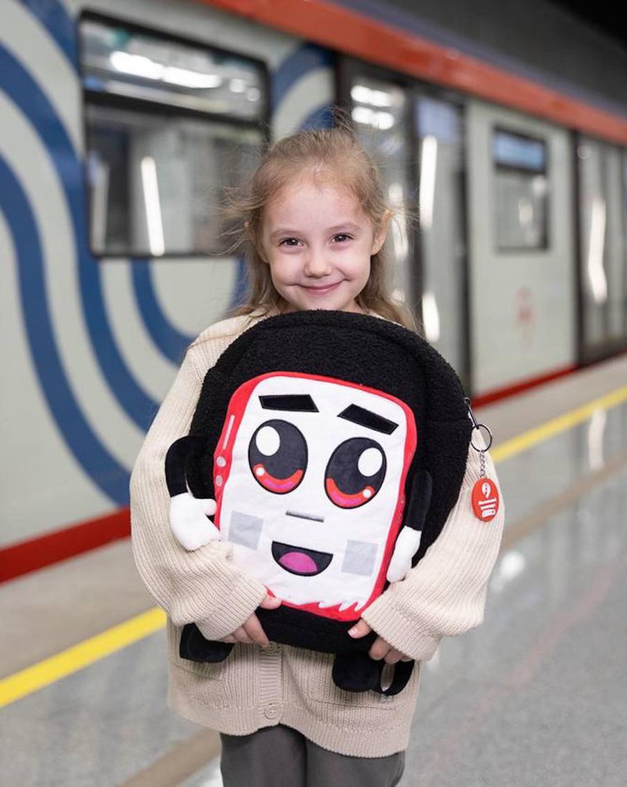 Родителям важно на личном примере объяснять детям правила поведения на дорогах