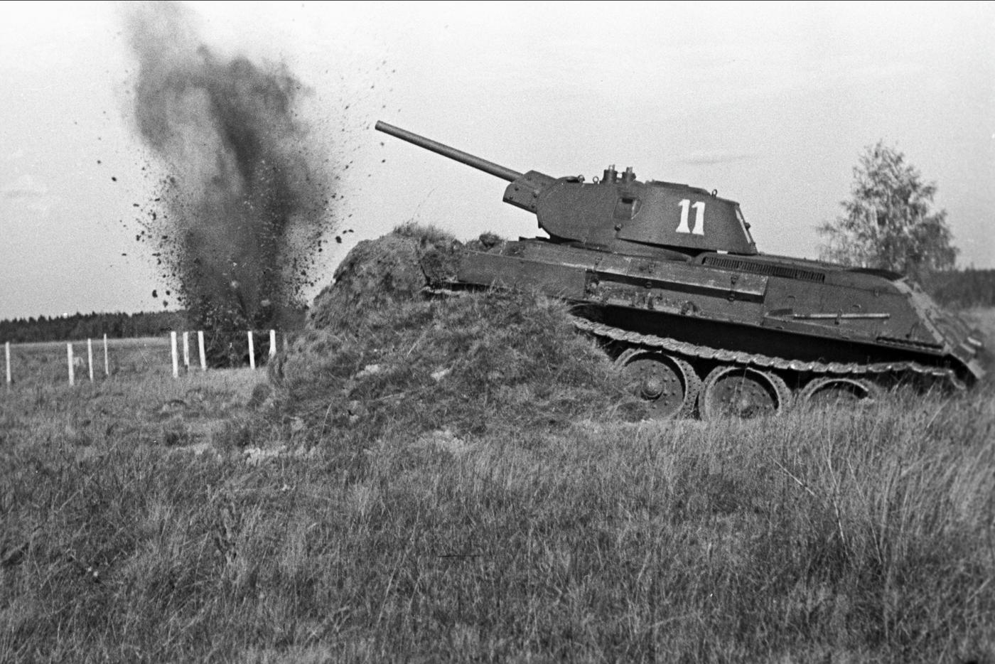 Великая Отечественная война 1941-1945 гг. Западный фронт, 20-я Армия. Смоленское сражение. Советский танк ведёт огонь по врагу на левом берегу Днепра.