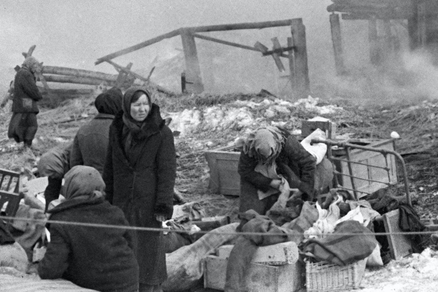 Смоленская область. Мирные жители возвращаются к своим домам, чтобы собрать уцелевшие остатки своего имущества на месте сгоревшей деревни.