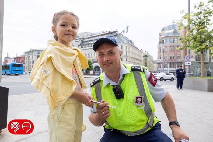 Инспекторы МАДИ дарят детям яркие и полезные сувениры, чтобы быть заметными на дороге