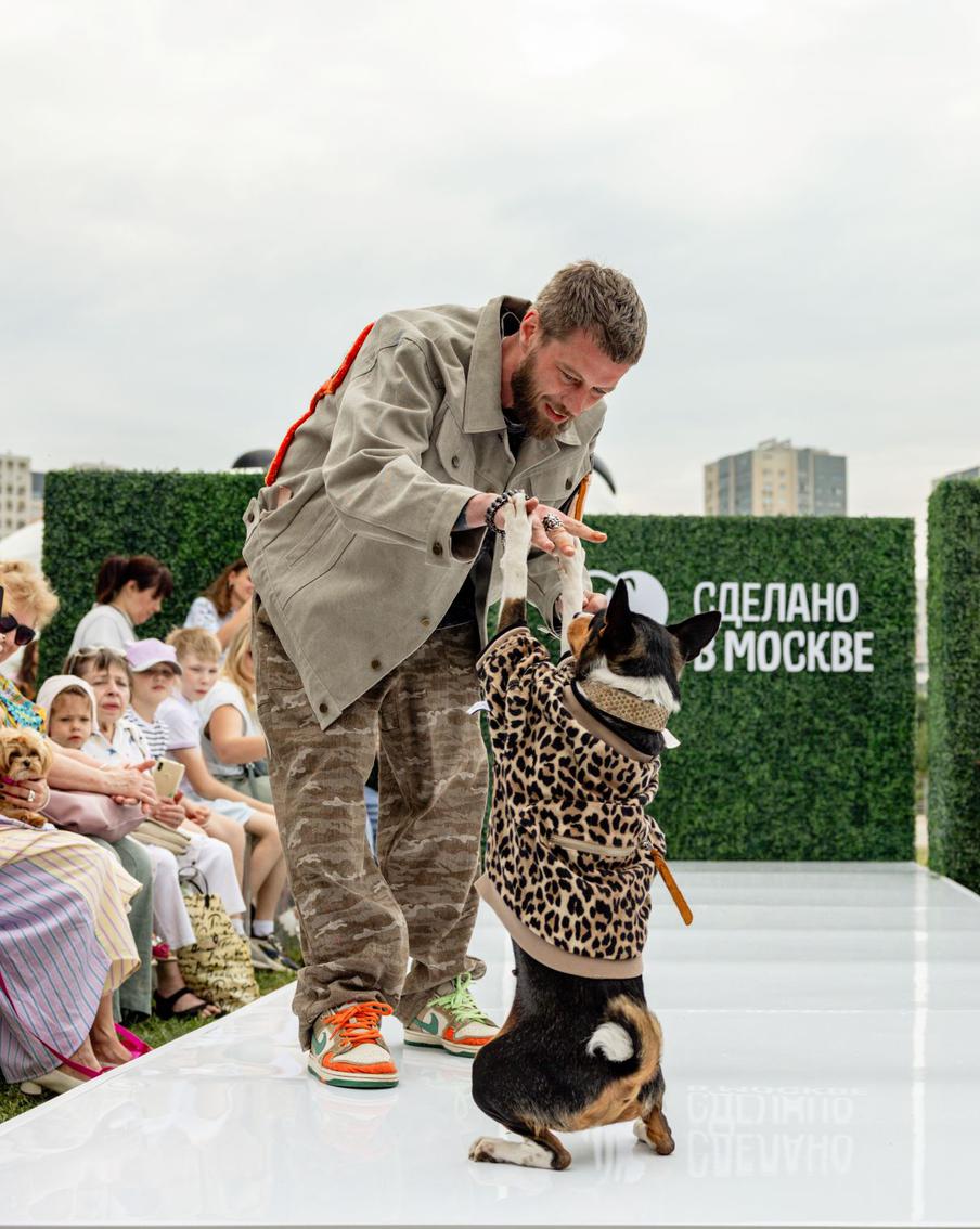 Кожаные косухи, панамы и квадратные бусы: в Москве по подиуму прошлись модные собаки