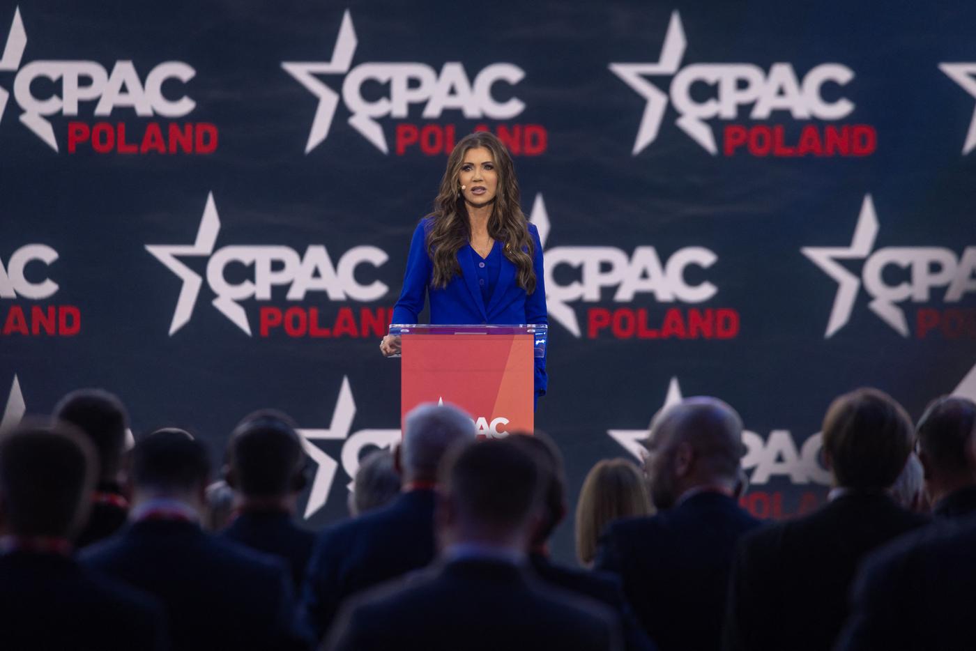 Министр внутренней безопасности США Кристи Ноэм выступает на конференции CPAC в Варшаве, призывая голосовать за правого кандидата на выборах в Польше.