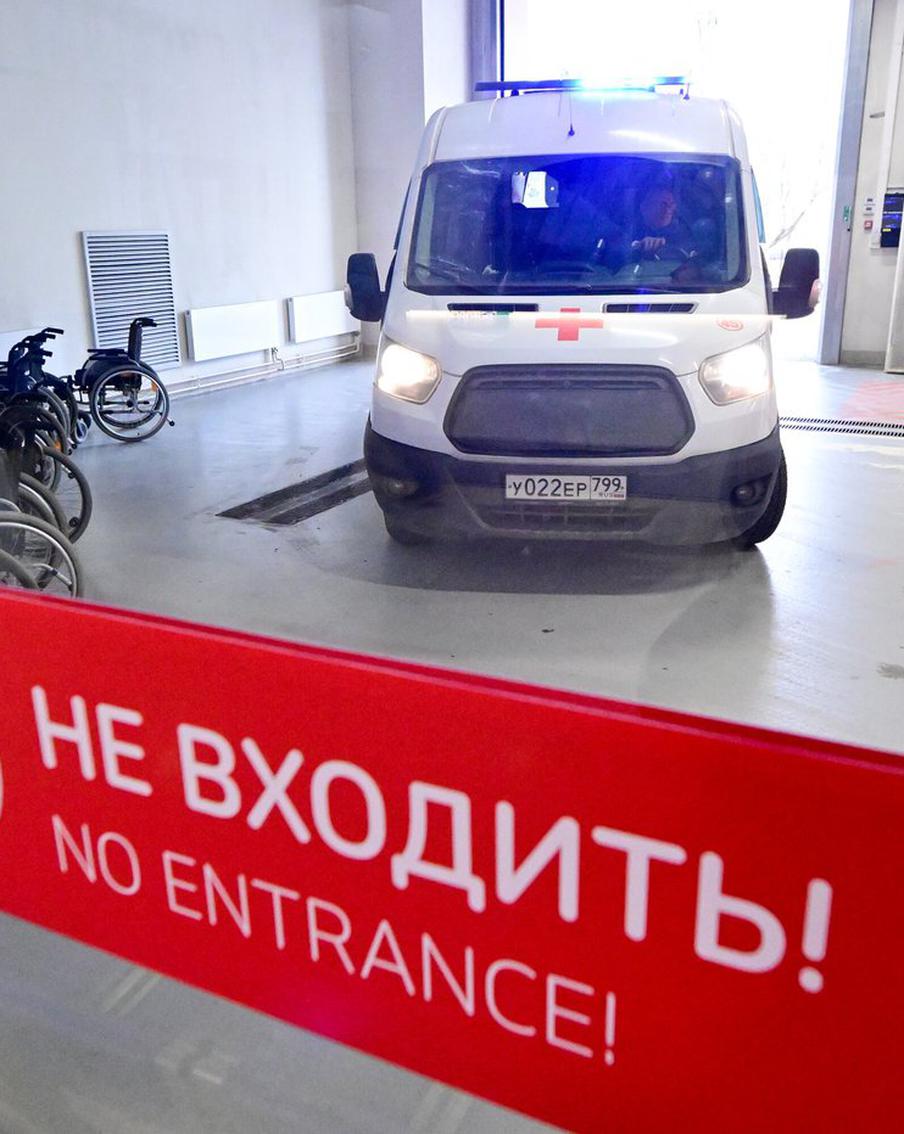 Сначала определите, в каком состоянии находится пациент. Так вы лучше поймёте, куда звонить за помощью