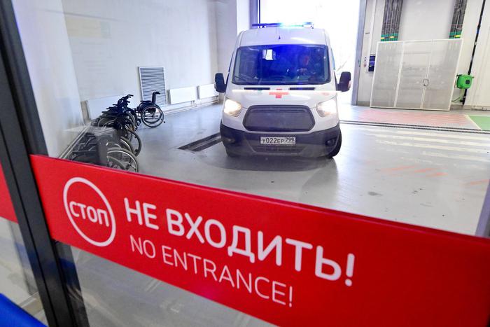 Сначала определите, в каком состоянии находится пациент. Так вы лучше поймёте, куда звонить за помощью
