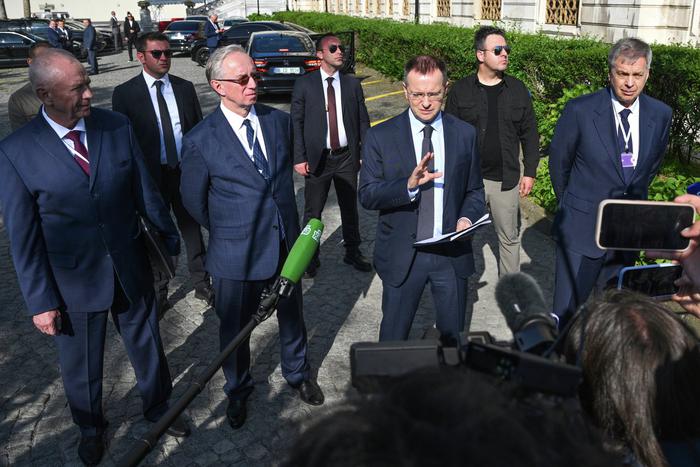 Глава делегации РФ Мединский вышел к представителям СМИ по итогам переговоров