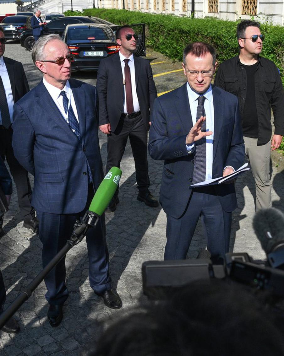 Глава делегации РФ Мединский вышел к представителям СМИ по итогам переговоров