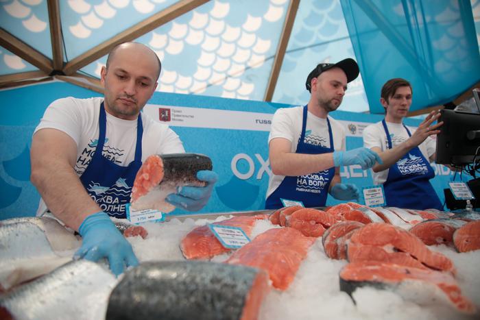 Участники фестиваля "Москва — на волне. Рыбная неделя" помогают бойцам СВО