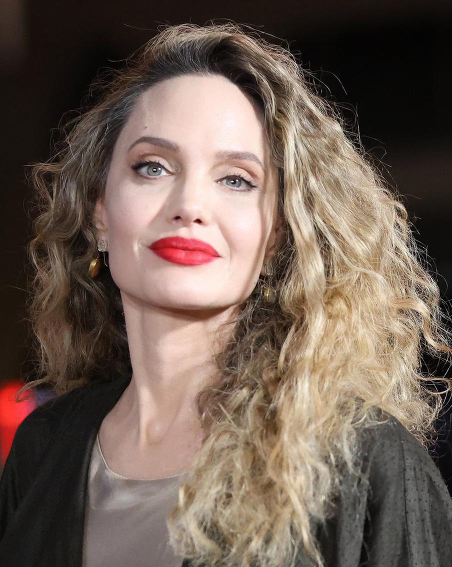 Водит самолёты, не умеет готовить и любит ритуалы с кровью: Анджелина Джоли отмечает юбилей