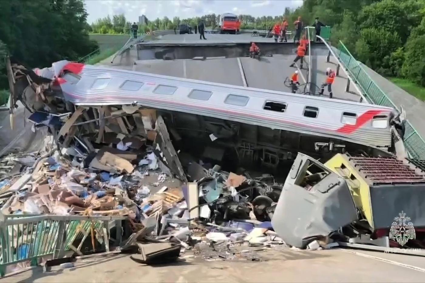 Число жертв крушения поезда в Брянской области возросло до 125 человек