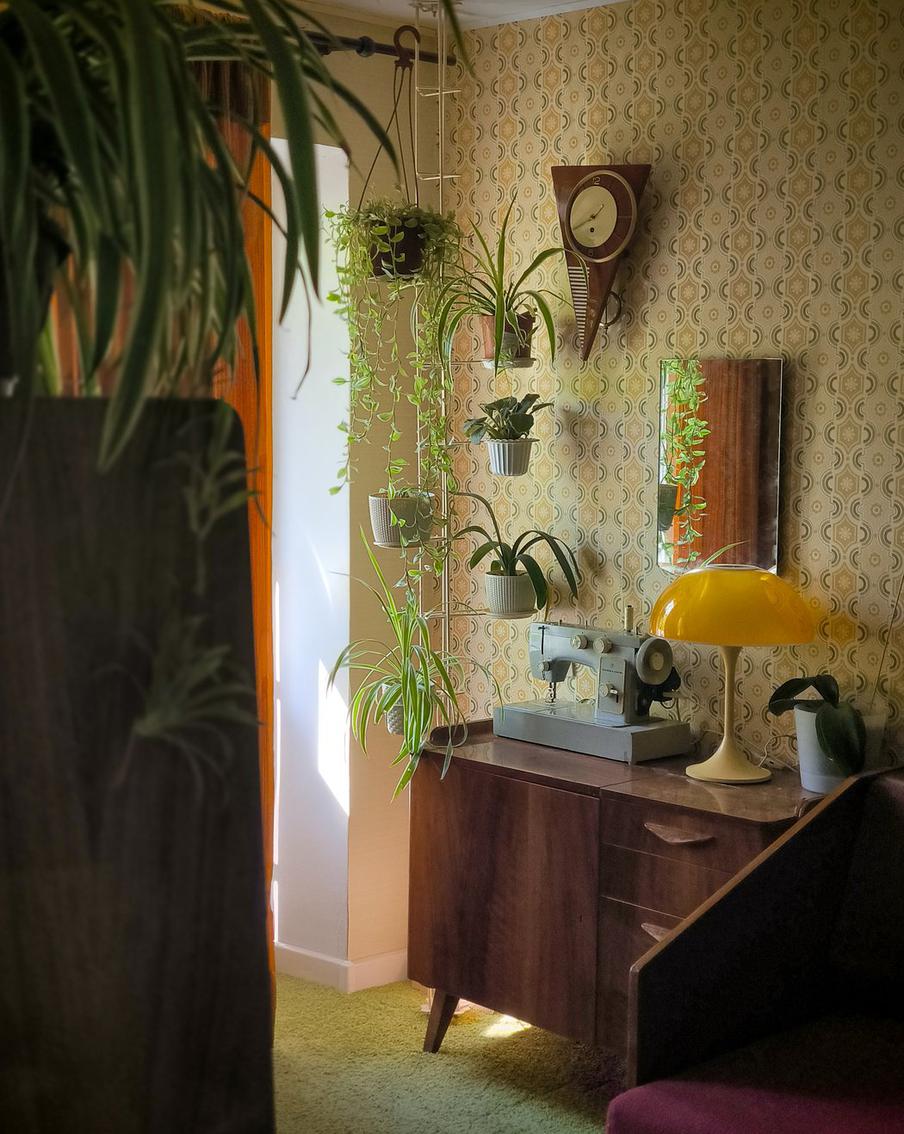 Интерьеры квартиры героини. Далее на фотографиях все предметы, за исключением ковролина, являются подлинными винтажными вещами.