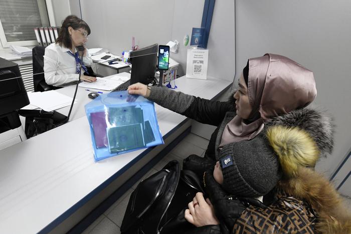 Стало известно, какие выплаты могут ограничить для мигрантов в этом году