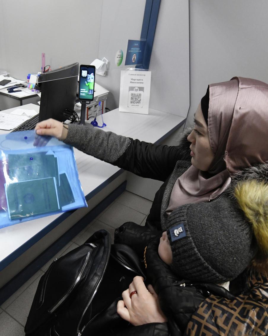 Стало известно, какие выплаты могут ограничить для мигрантов в этом году