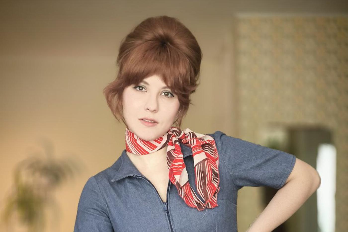 Ретродива из Москвы водит небесно-голубой "москвич" и составляет образы, вдохновлённые бутербродом с "Докторской"