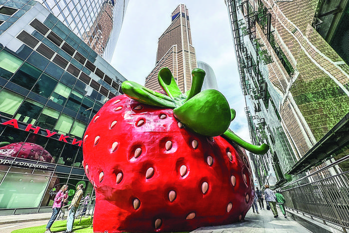 На столичных улочках выросла клубника, заработал гигантский холодильник и закипел самовар