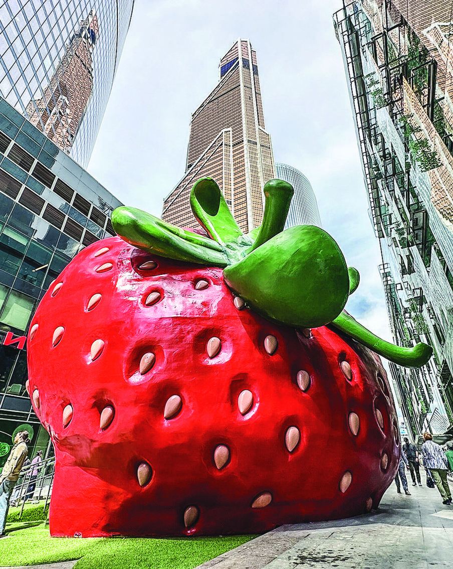 На столичных улочках выросла клубника, заработал гигантский холодильник и закипел самовар