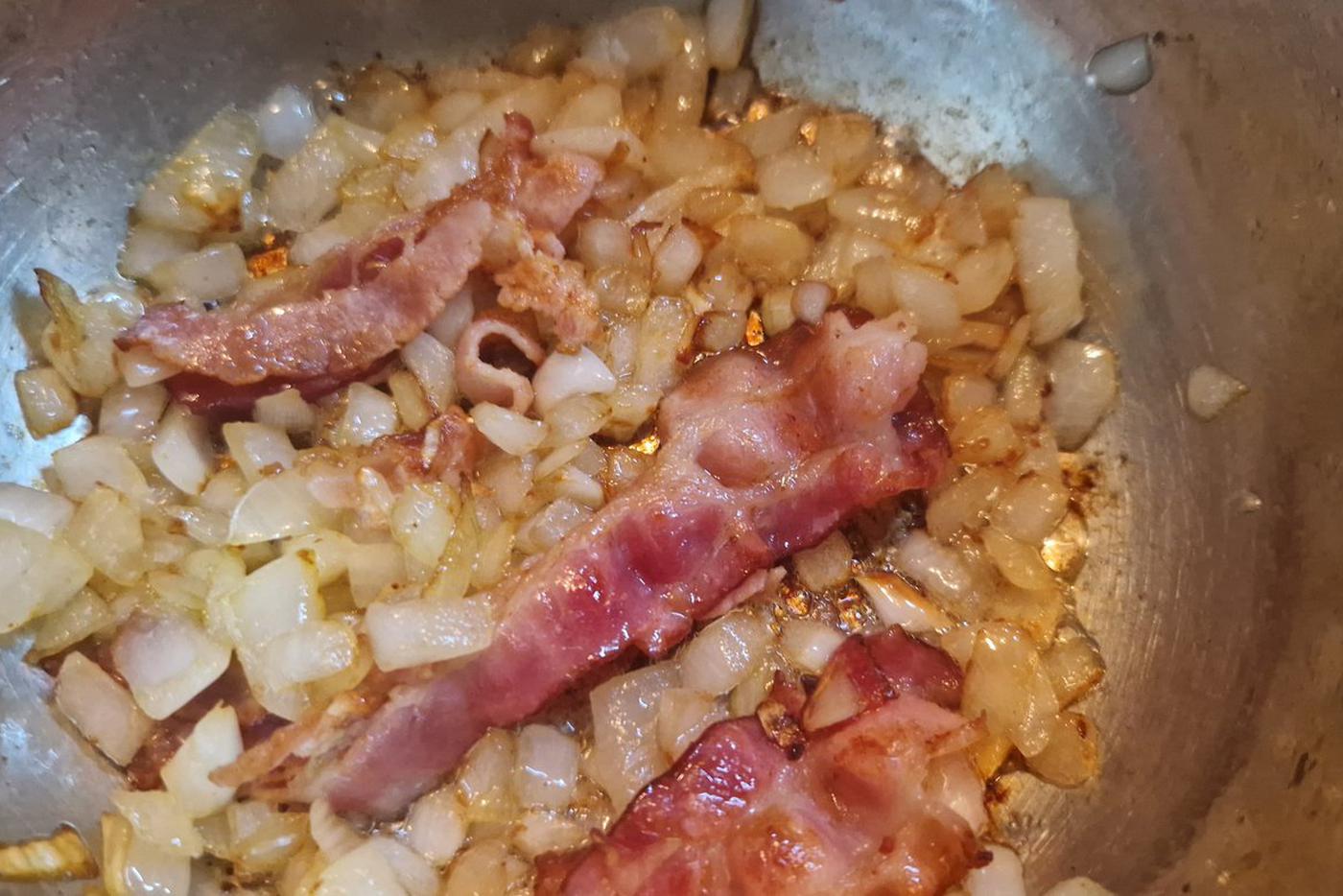Сырокопчёный бекон добавляет супу вкуса.