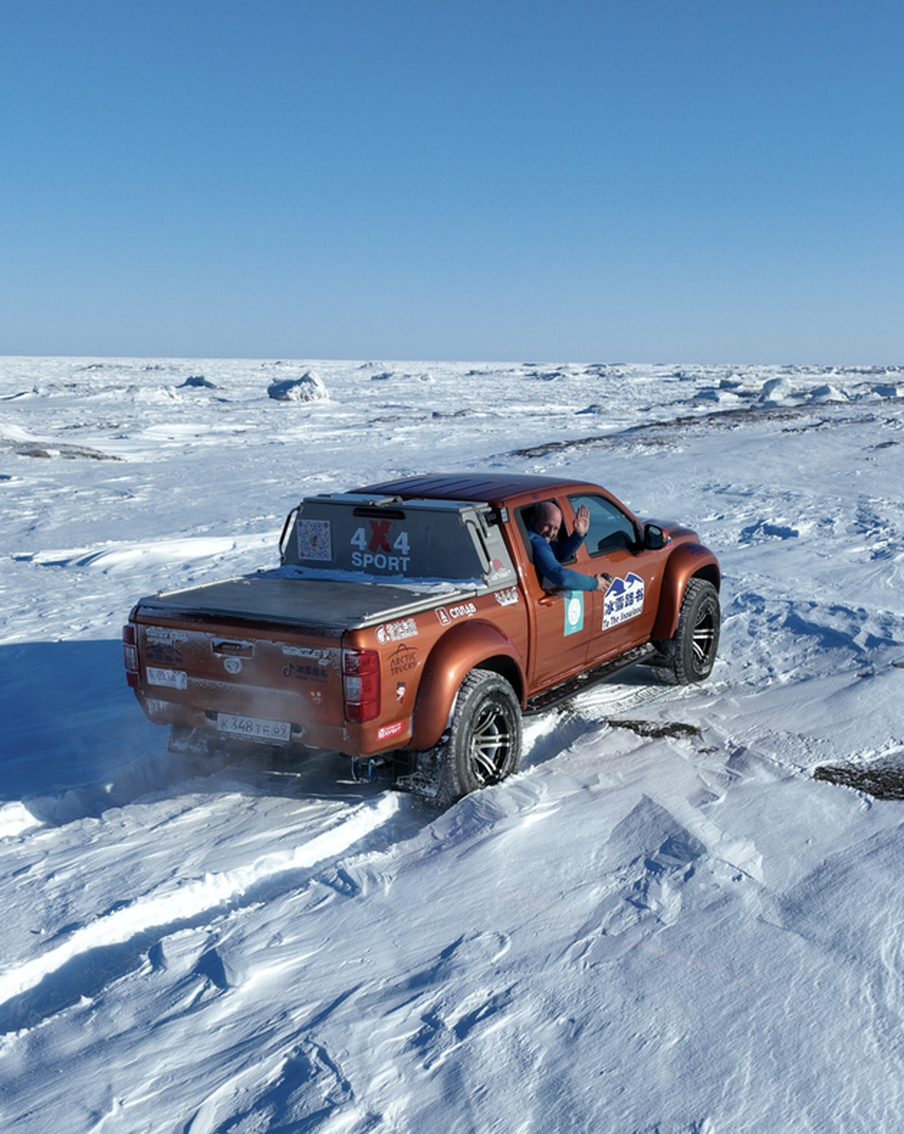 Москвичи повторили путь Дежнёва на пикапе и съели тухлого моржа