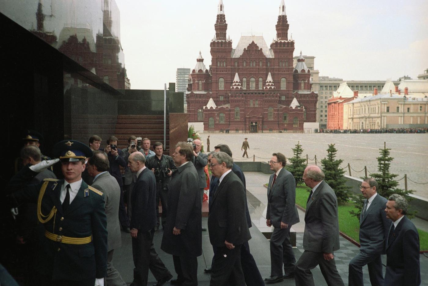 Мавзолей Ленина, 1990 год – вожди страны идут к вождю.
