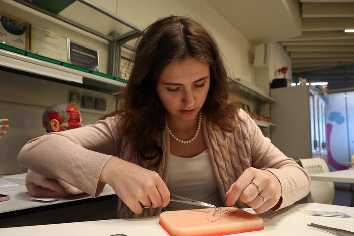 В "Зарядье" дети "зашивают людей" – их учат быть хирургами